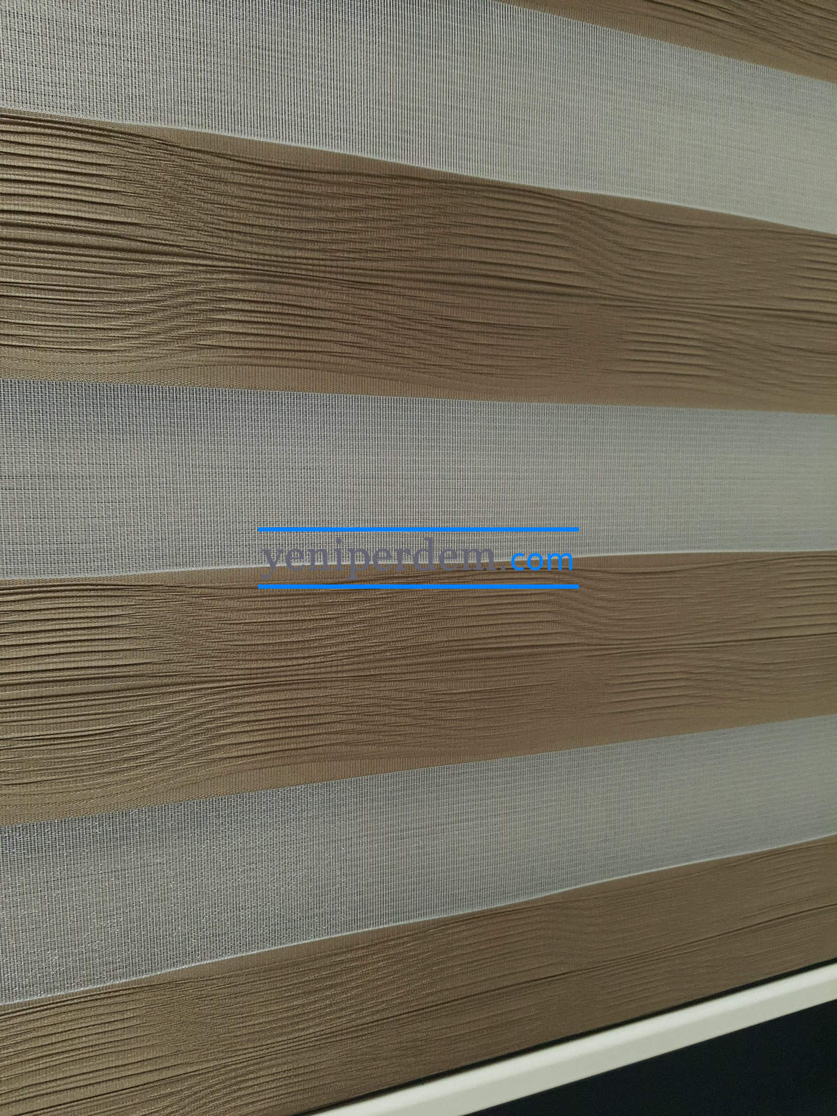 Ağaç kabuğu desenli kahverengi zebra perde